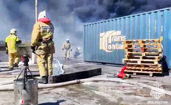 На фото: тушение пожара в грузовом терминале.