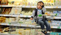 Даже молоко не по карману – молодым семьям не хватает денег на еду