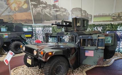 На фото: американский армейский внедорожник Humvee  M1151 среди трофейной техники в парке "Патриот"