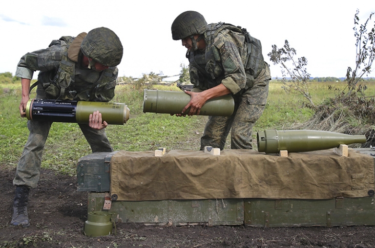 На фото: военнослужащие собирают корректируемый артиллерийский боеприпас "Краснополь".