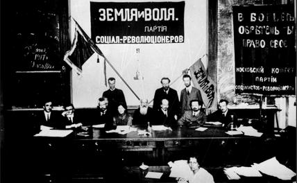 На фото: лидеры партии на её III съезде, июнь 1917 года.