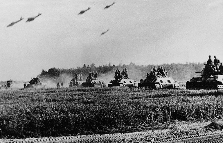 На фото: Битва на Курской дуге, атака советской армии, 1943 год