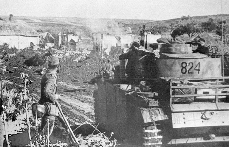 На фото: танки немецко-фашистких захватчиков в ходе боевых действий в дни Курской битвы ,1943 год.
