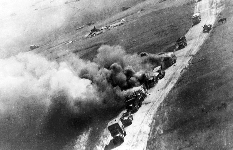 На фото: горит атакованная советской авиацией колонна противника