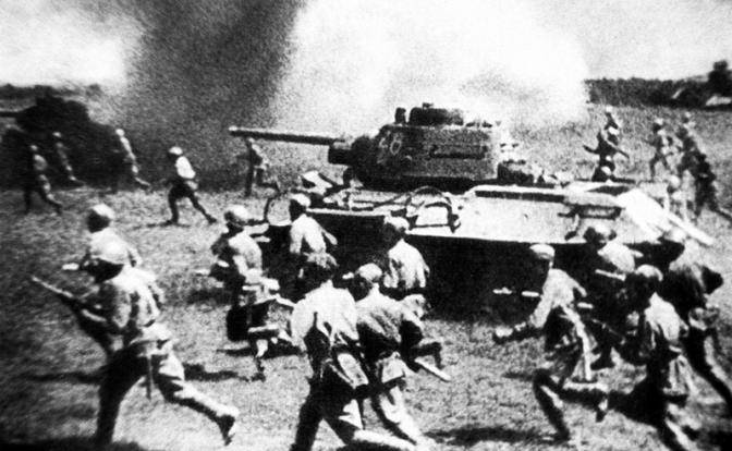 На фото: Курская битва. Наступление советских войск на "Огненной дуге", 1943 год.