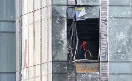 На фото: последствия попадания беспилотника в строящееся здание комплекса "Москва-Сити"