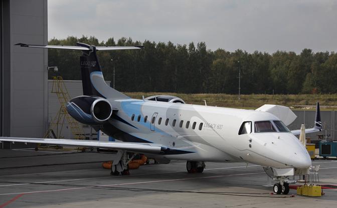 На фото: самолет Embraer Legacy 600.