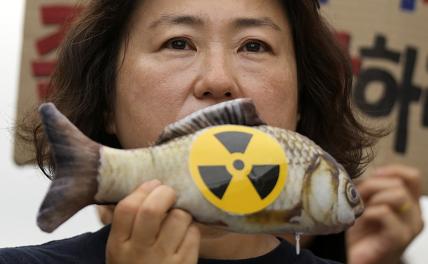 На фото: акция в Сеуле против сброса Японией радиоактивных сточных вод с аварийной АЭС "Фукусима-1"