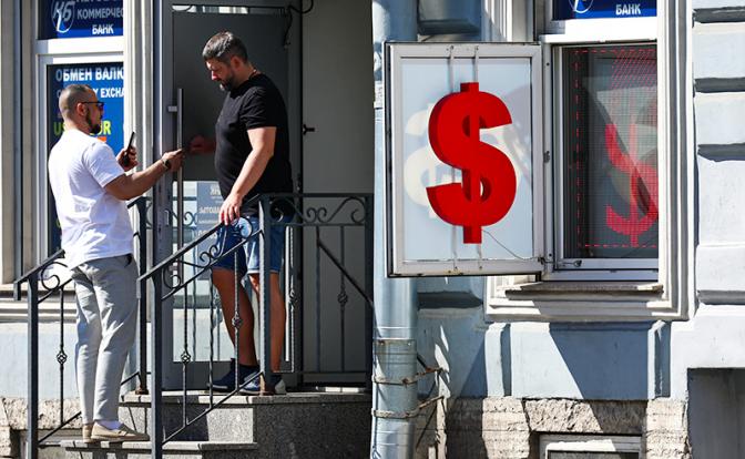 Эксперт Кузнецова рассказала об аномальном рывке курса доллара до 100 рублей в пятницу