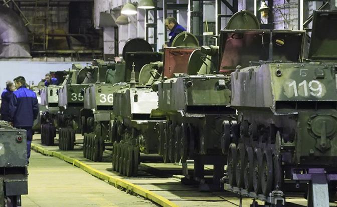 На фото: в цехе сборки модернизированных боевых машин десанта БМД-4М на предприятии концерна "Тракторные заводы".