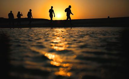 На фото: туристы гуляют по пляжу острова Гифтун, Египет.