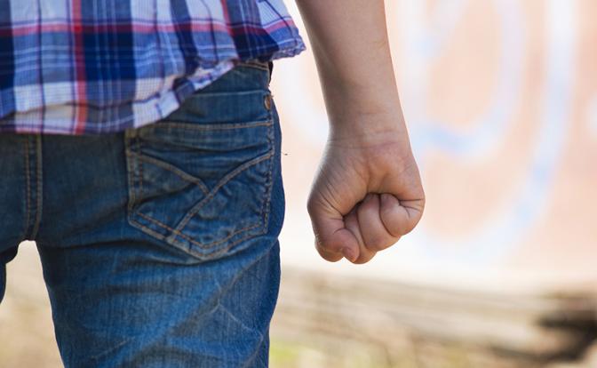 Триста подростков устроили драку на четыре часа