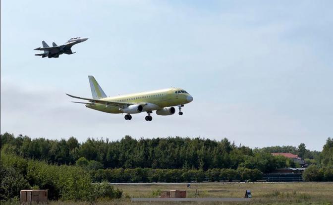 На фото: опытный образец российского ближнемагистрального самолета SJ-100, изготовленный Производственным центром ПАО "Яковлев", во время первого полета.