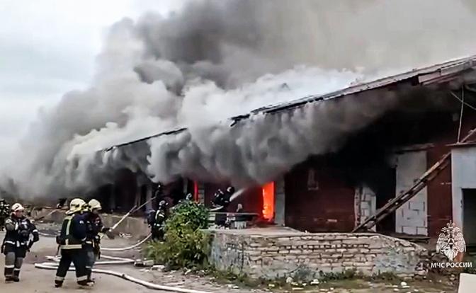 На фото: тушение пожара на складе в районе площади у трех вокзалов