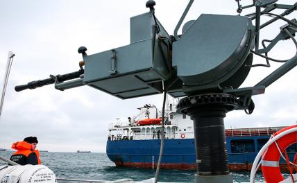 Крымский мост: Опасаясь морских дронов, наши топят свои баржи в Керченском проливе