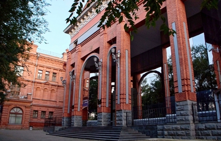 На фото: здание Хабаровского краевого музея имени Н.И. Гродекова изначально строилось под него.