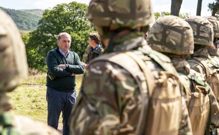 На фото: бывший министр обороны Великобритании Бен Уоллес в военном тренировочном лагере вблизи Манчестера, где проходят обучение военнослужащие ВСУ