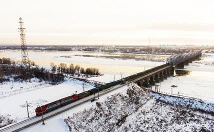 На фото: грузовой поезд на участке Транссибирской железнодорожной магистрали.