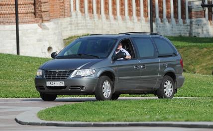 На фото: автомобиль Chrysler Grand Voyager на одной из улиц Москвы