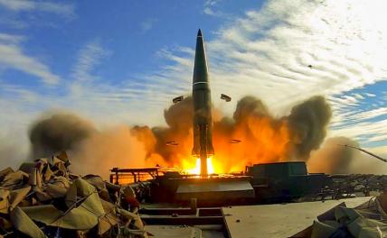 На фото: пуск ракеты расчетом оперативно-тактических ракетных комплексов (ОТРК) "Искандер"