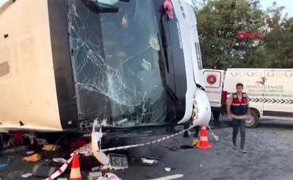 На фото: авария произошла около 05:00 в районе Деречифтлик Хоназского района, Турция.