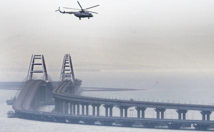 На фото: вертолет у Крымского моста, Керчь, Республика Крым, Россия.