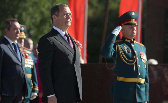 На фото: заместитель председателя Совета безопасности РФ Дмитрий Медведев во время торжественного прохождения войск южно-сахалинского военного гарнизона и молодежных патриотических организаций