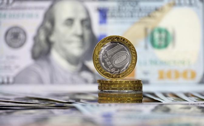 Мосбиржа: Доллар преодолел 96-рублевый рубеж