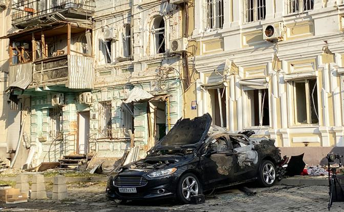 На фото: Ростов-на-Дону. Поврежденные здания и автомобиль после падения беспилотника.