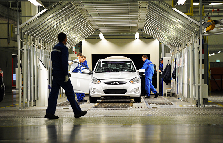  На фото: автомобиль Hyundai Solaris в сборочном цехе завода 