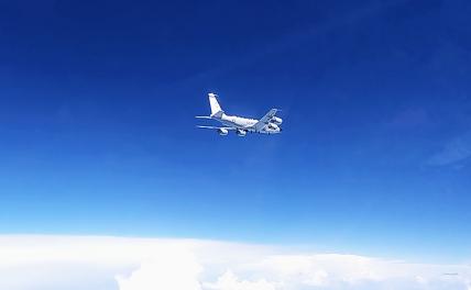 На фото: разведывательный самолет RC-135