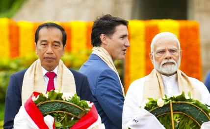 На фото: премьер-министр Джастин Трюдо проходит мимо премьер-министра Индии Нарендры Моди (справа) и президента Индонезии Джоко Видод во время саммита G-20