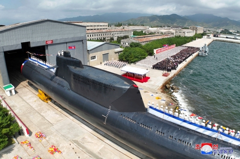 На фото: церемония спуска на воду подводной лодки "Герой Ким Гун Ок" номер 841, оснащенной тактическим ядерным оружием. Снимок распространен Центральным информационным агентством Северной Кореи (ЦТАК).
