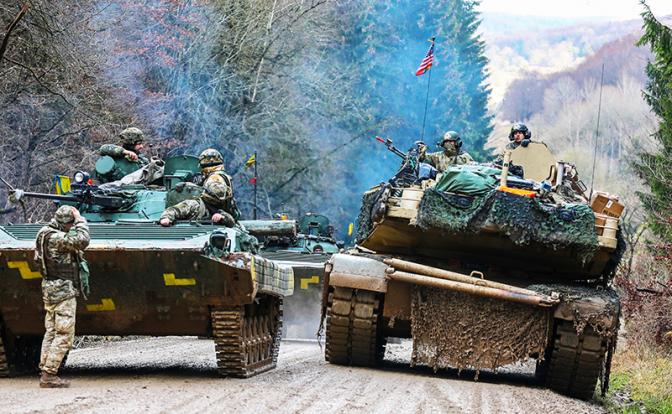 На фото: танк M1A1 Abrams (справа)
