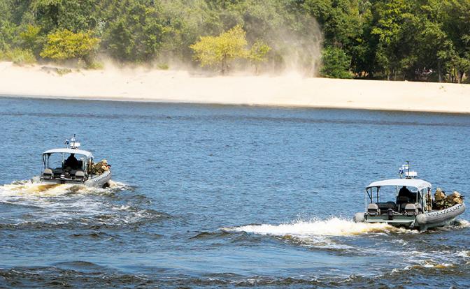 На фото: быстроходные катера Willard производства США