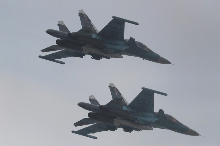 На фото: истребители-бомбардировщики Су-34.