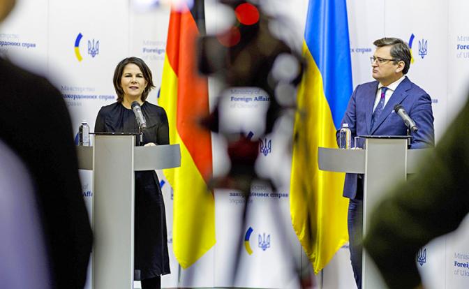 На фото: министры иностранных дел Германии Анналена Бербок и Украины Дмитрий Кулеба