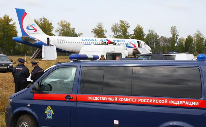 На фото: самолет "Уральских авиалиний", совершивший экстренную посадку на грунт в районе села Убинского из-за проблем с гидросистемой.