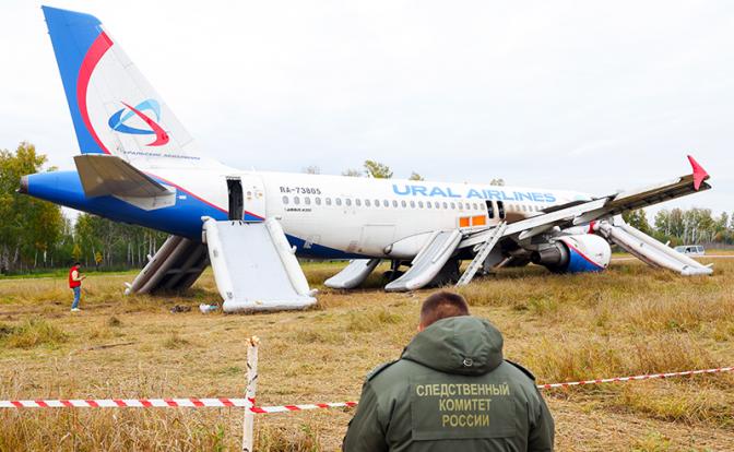 На фото: следственные действия на месте экстренной посадки самолета "Уральских авиалиний" в районе села Убинского.