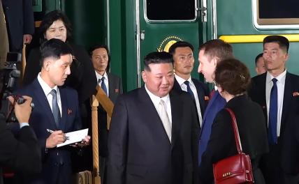 На фото: лидер КНДР Ким Чен Ын (в центре) во время прибытия на железнодорожной станции Хасан