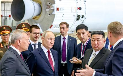 На фото: президент РФ Владимир Путин (второй слева на первом плане) и председатель государственных дел КНДР Ким Чен Ын (второй справа на первом плане) во время встречи на космодроме Восточный.