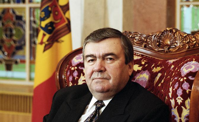 На фото: первый президент Молдавии Мирча Снегур.
