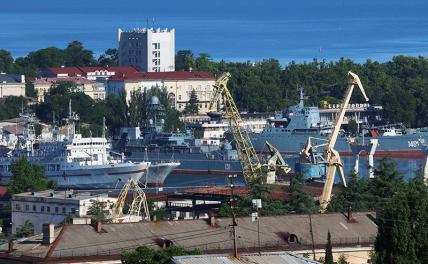 На фото: Севастополь. Вид на порт города.