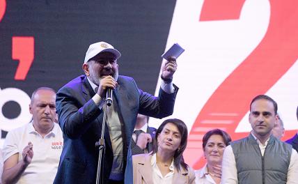 На фото: премьер-министр Армении Никол Пашинян (в центре)
