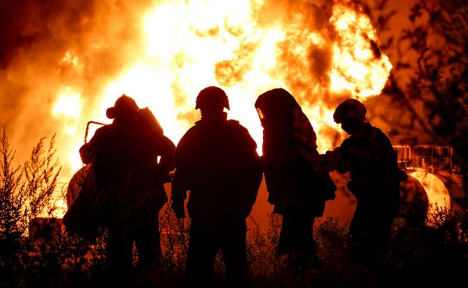 Пожар в Сочи: полыхает резервуар с дизельным топливом