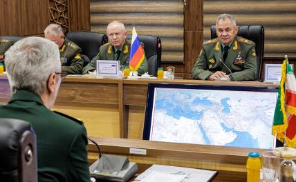 На фото: министр обороны РФ Сергей Шойгу (справа) и заместитель министра обороны РФ Александр Фомин (в центре) во время встречи с начальником иранского генштаба Мохаммадом Багери