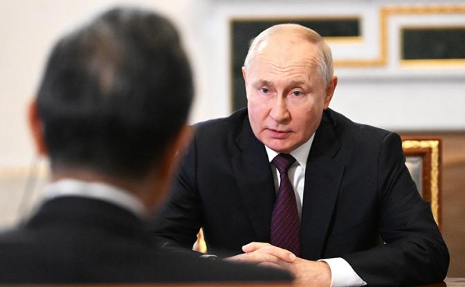 На фото: президент России Владимир Путин во время встречи с министром иностранных дел КНР Ваном И