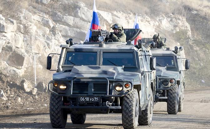На фото: автомобили с российскими миротворцами.Архивное фото.