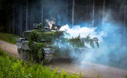 На фото: основной боевой танк сухопутных войск Великобритании Challenger-2