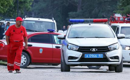 На фото: полицейский автомобиль у аэродрома Саки. Архивное фото.